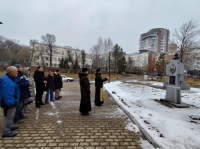 Панихида у креста, установленного в память о расстрелянном священнике Викторе Козловском